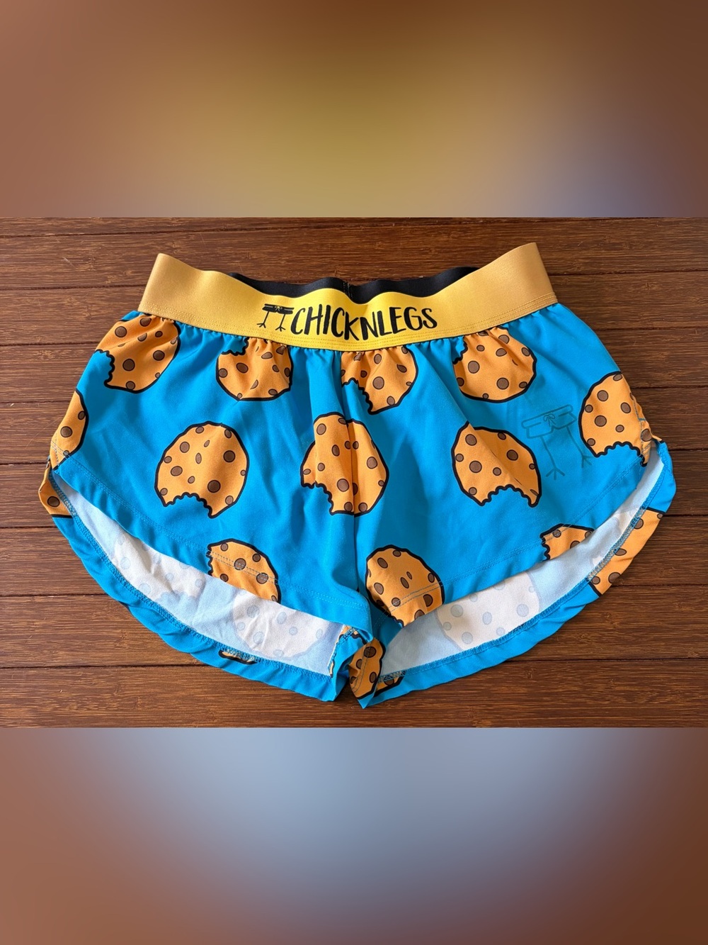 WOMEN'S CHOCOLATE CHIP COOKIES 1.5" SPLIT SHORTS SIZE XS BLUE AND YELLOW